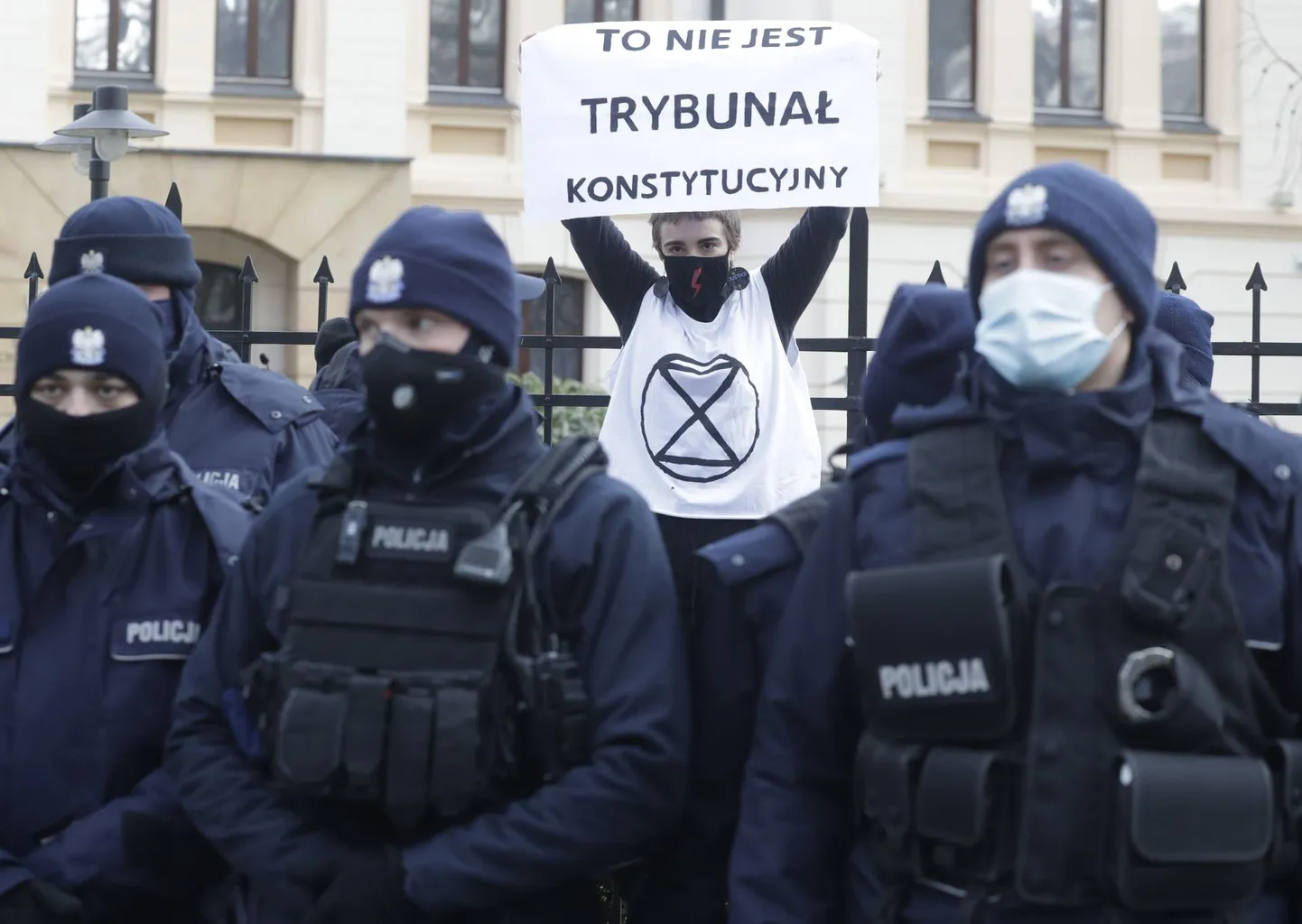 Protestija avaldamas märtsis Varssavis meelt kohtusüsteemi kallutatuse vastu.