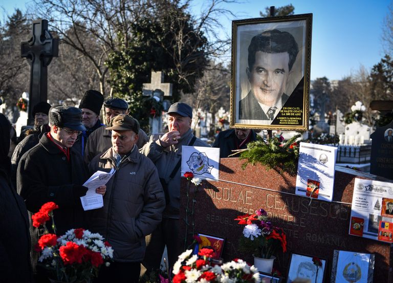 Inimesed Nicolae Ceaușescu ja tema naise Elena kalmul Ghencea haual Bukarestis 26. jaanuaril, kui oli endise diktaatori 100. sünniaastapäev.