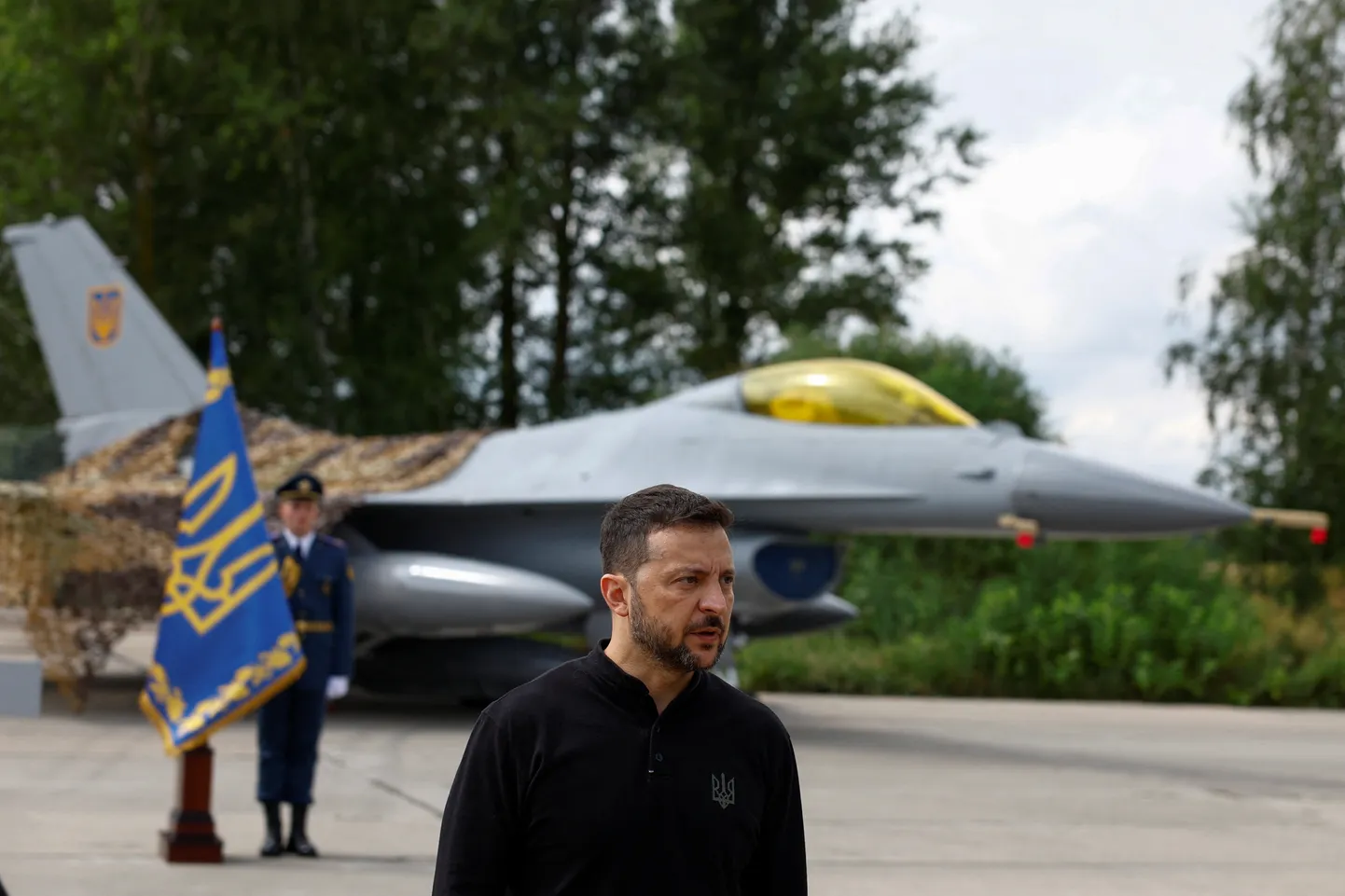 Ukraina president Volodõmõr Zelenskõi hävitaja F-16 kõrval.