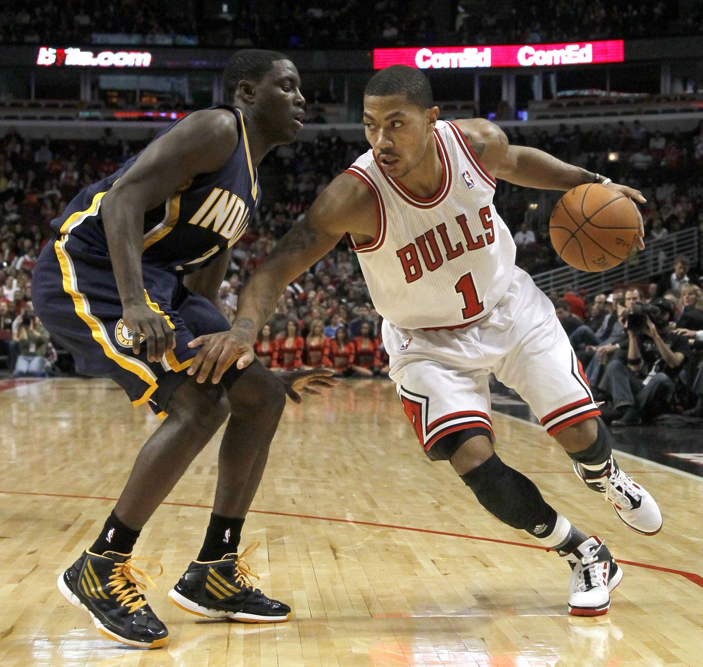 Chicago Bullsi mängujuht Derrick Rose (palliga).
