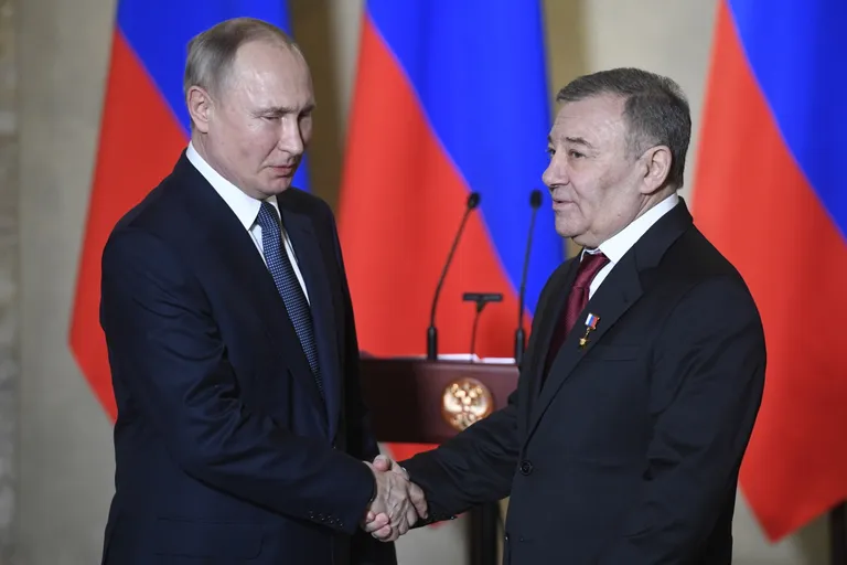 Путин вручает бизнесмену Аркадию Ротенбергу медаль Героя Труда за строительство Крымского моста, Севастополь, Украина, 18 марта 2020 года.