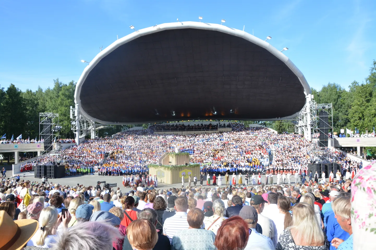 Tartu laululava selle aasta publikurohkeimaks ürituseks kujunes laulupidu, kus koos esinejatega osales ligi 20 000 inimest.