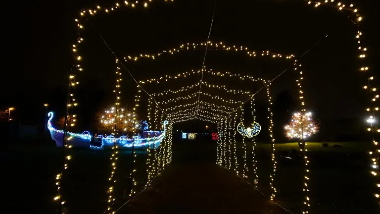 Pernova Loodusmaja talvevalguse promenaad.