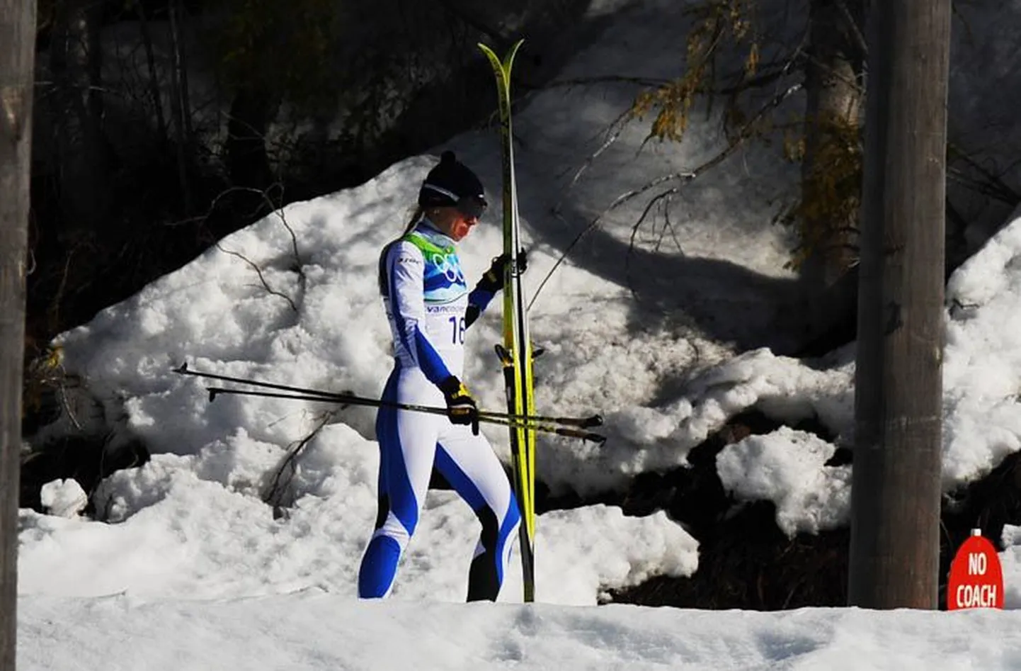 Samal ajal kui teised naised jätkasid võistlemist, jalutas Kristina Šmigun-Vähi pettunult, suusad näpus, tagasi suusastaadioni poole.