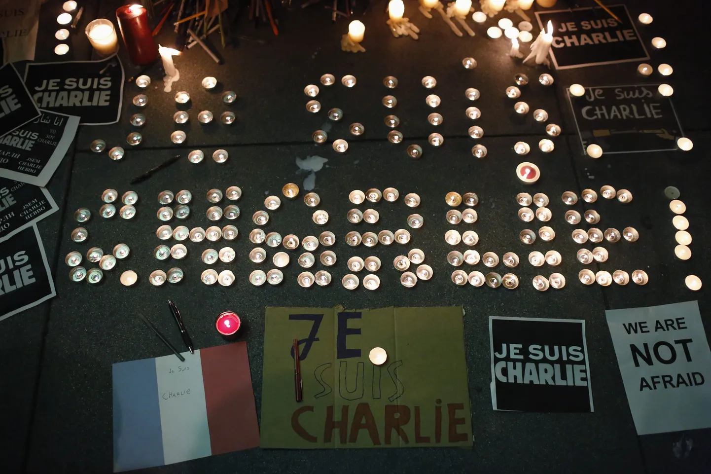 «Mina olen Charlie» kuulutas küünaldest seatud sõnum Charlie Hebdo toimetuse ees.