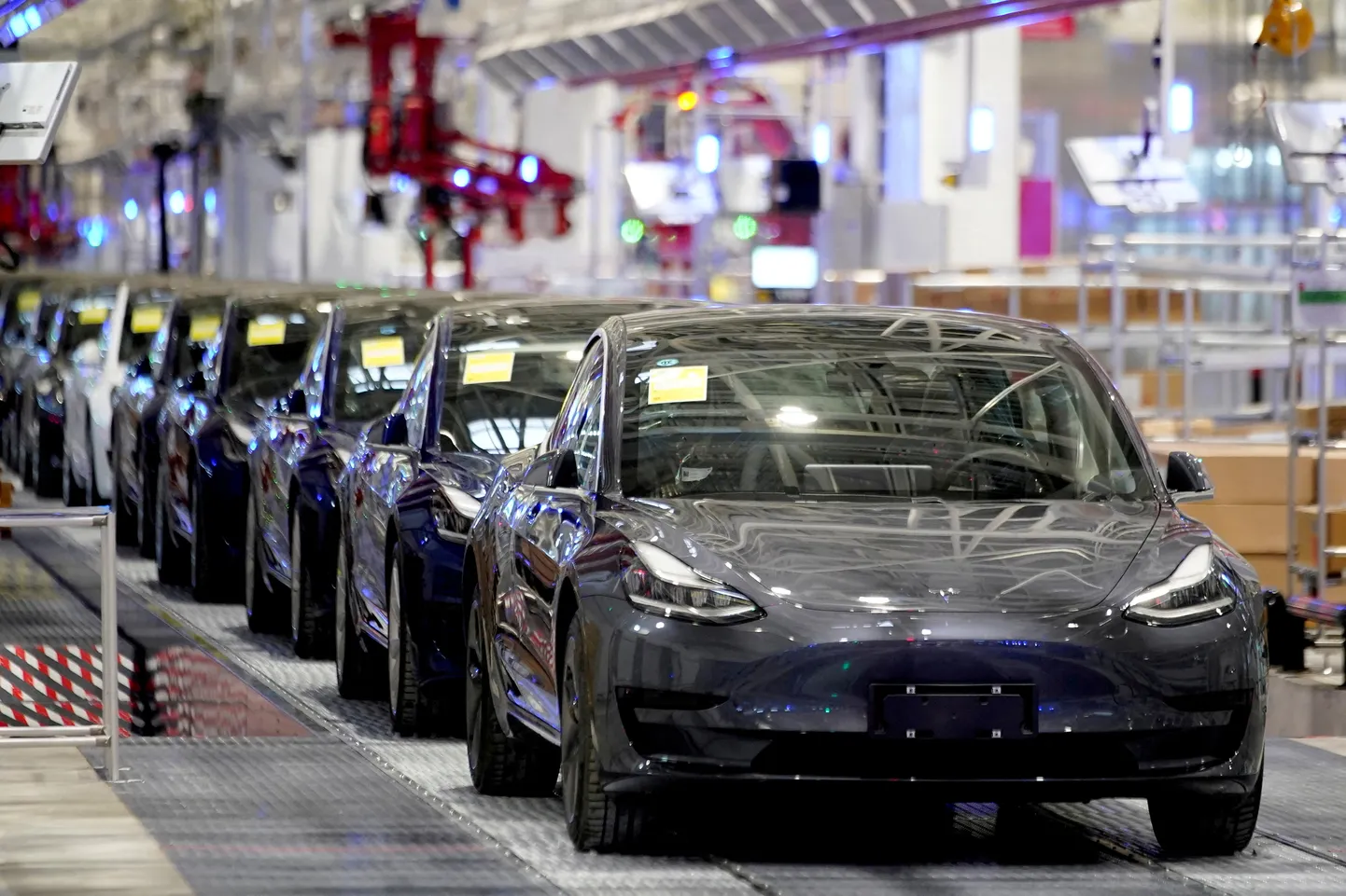 Tesla Hiinas valmistatud mudelid Model 3 Shanghai hiigeltehases.