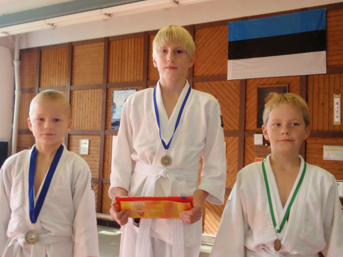Poiste kergekaalu (kuni 34 kg) esikolmik: Heiko Valle (keskel), Mallar Ojasoo (vasakul) ja Hendrich Õiglane.