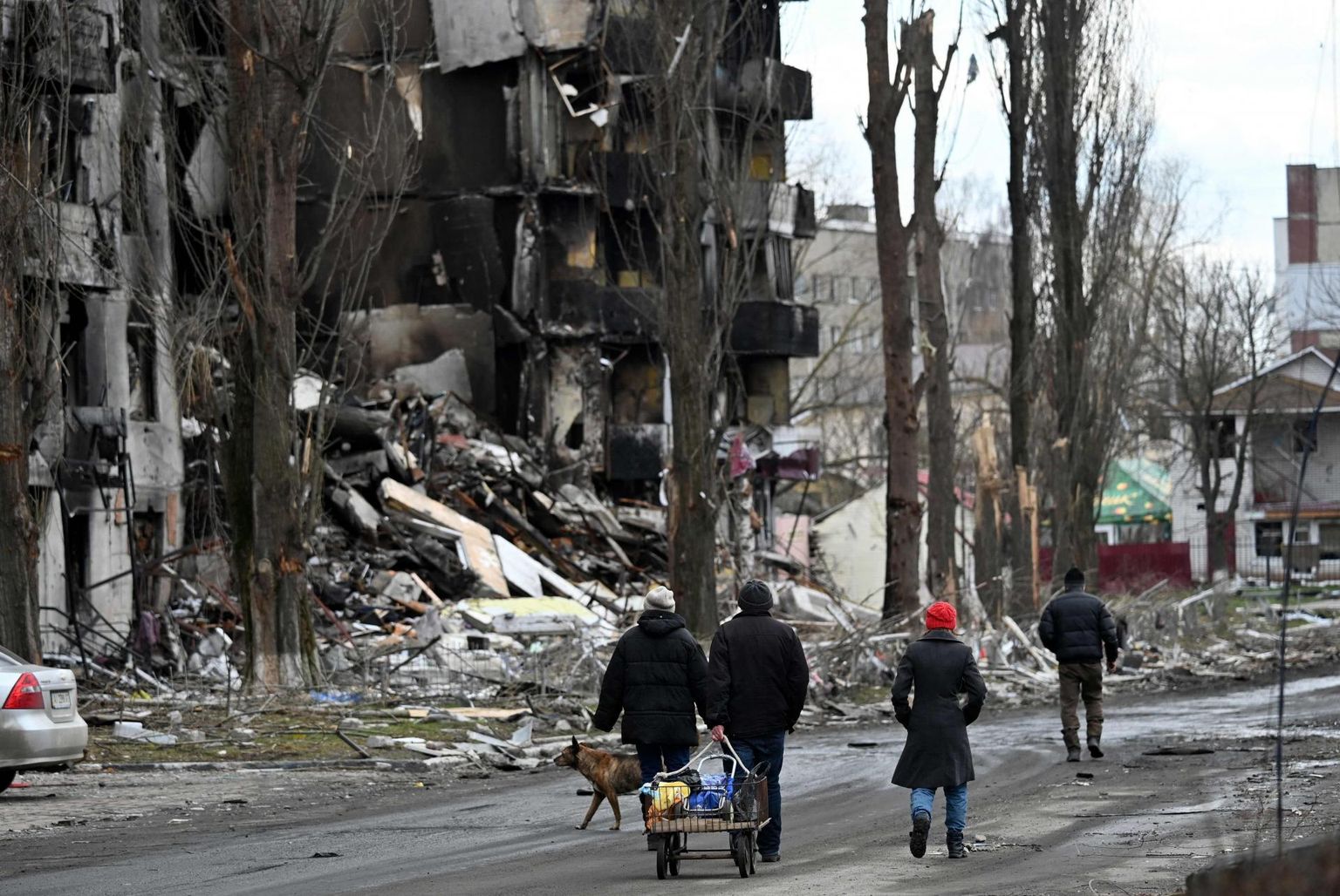 Inimesed jalutavad Kiievist loodesse jäävas Borodjankas selle nädala alguses. Ukraina president Volodõmõr Zelenskõi hoiatas, et sealgi ootavad ilmselt avastamist sarnased julmused, mida on nähtud vabastatud Butšas. 
