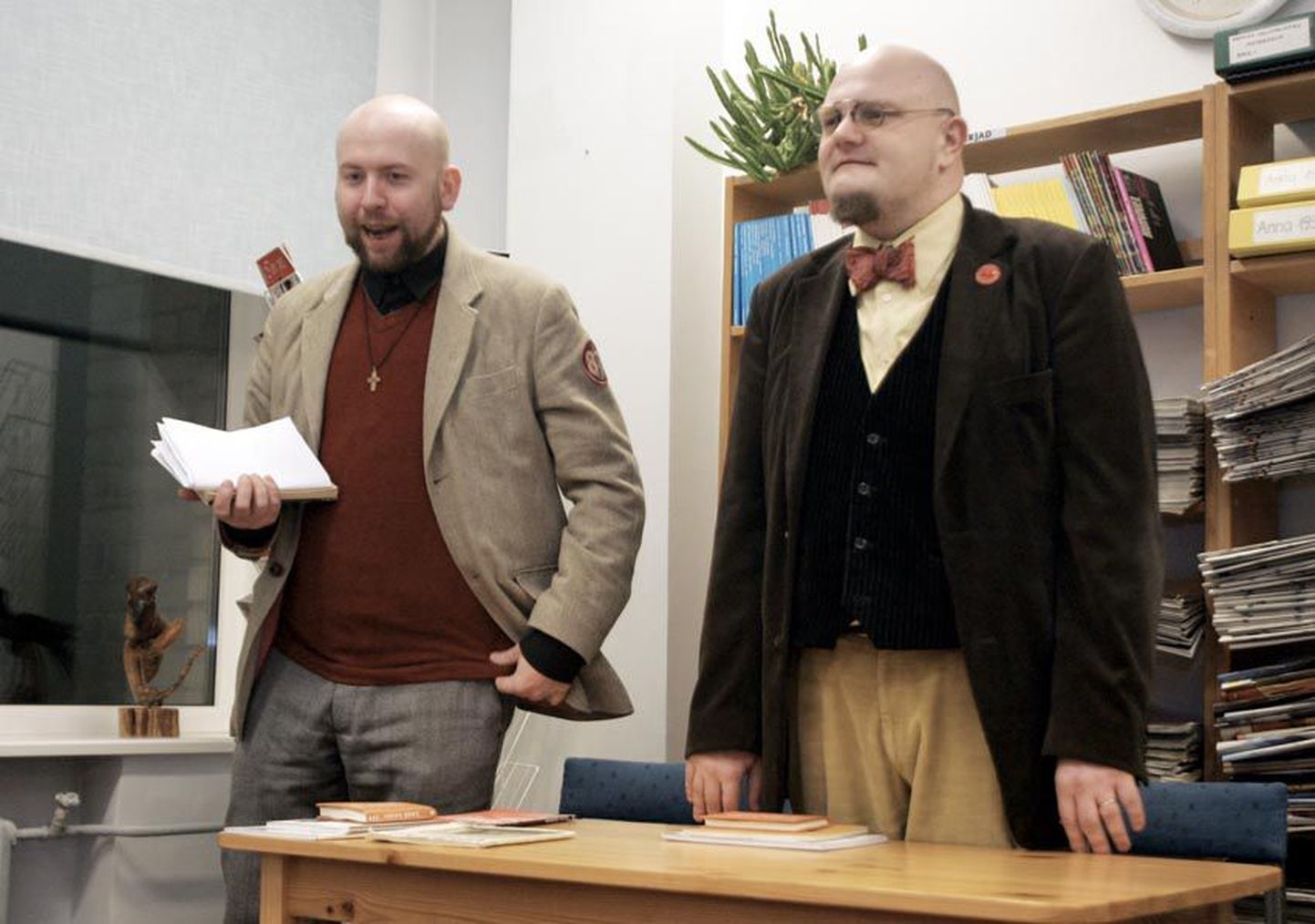 Jürgen Rooste (vasakul) ja Karl-Martin Sinijärv naudivad kadrinlastega tekkinud diskussiooni ja teraselt torkivaid küsimusi.