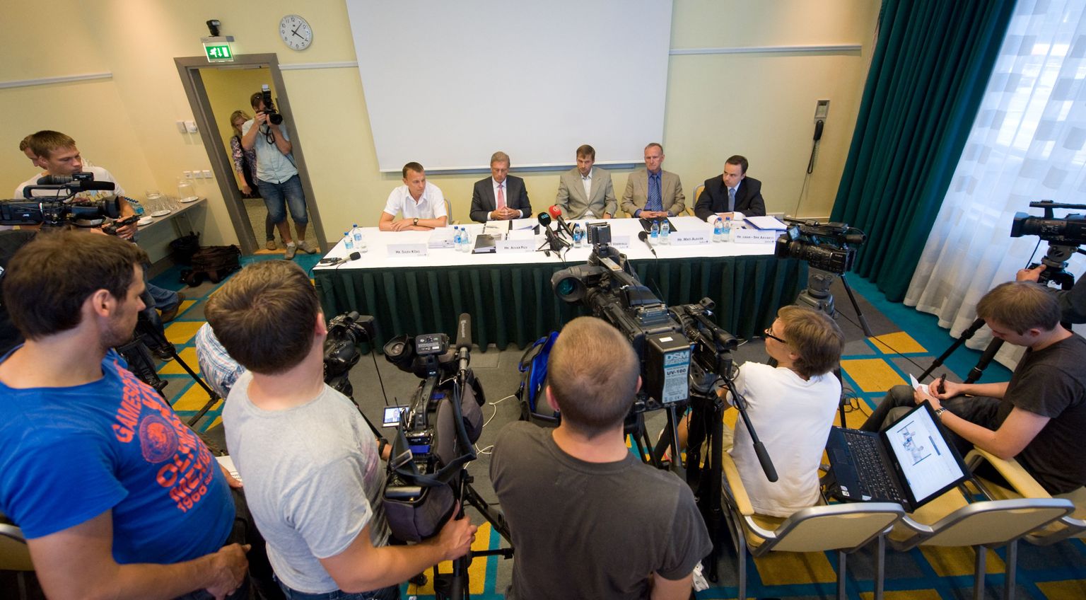 Пресс-конференция Андруса Веэрпалу (третий слева) и его представителей (Мати Алавер - четвертый слева).