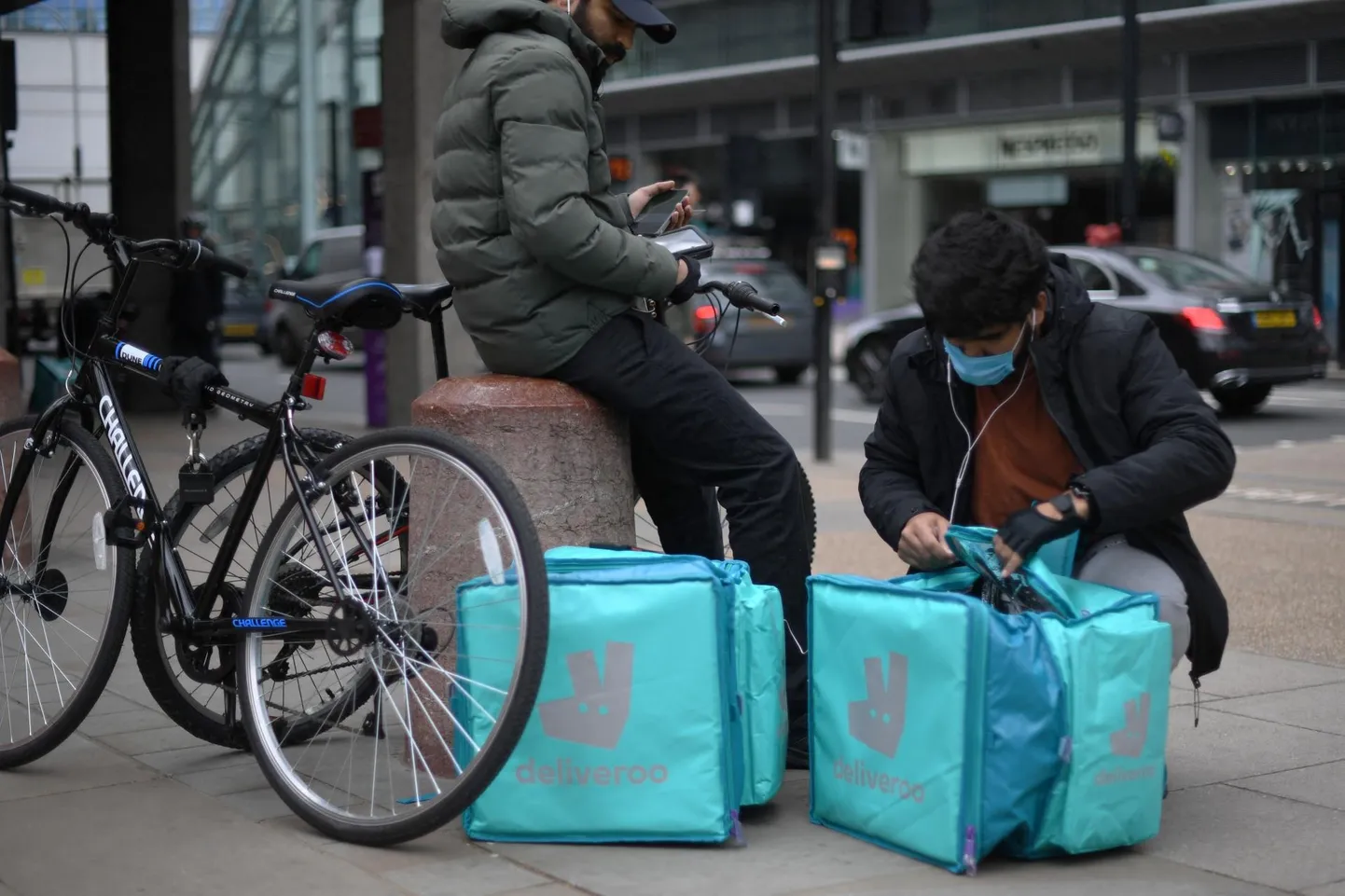 Deliveroo kuller Londonis. Ametiühingute sõnul kahjustab kullerifirma oma tasupraktikatega Suurbritannia mainet.
