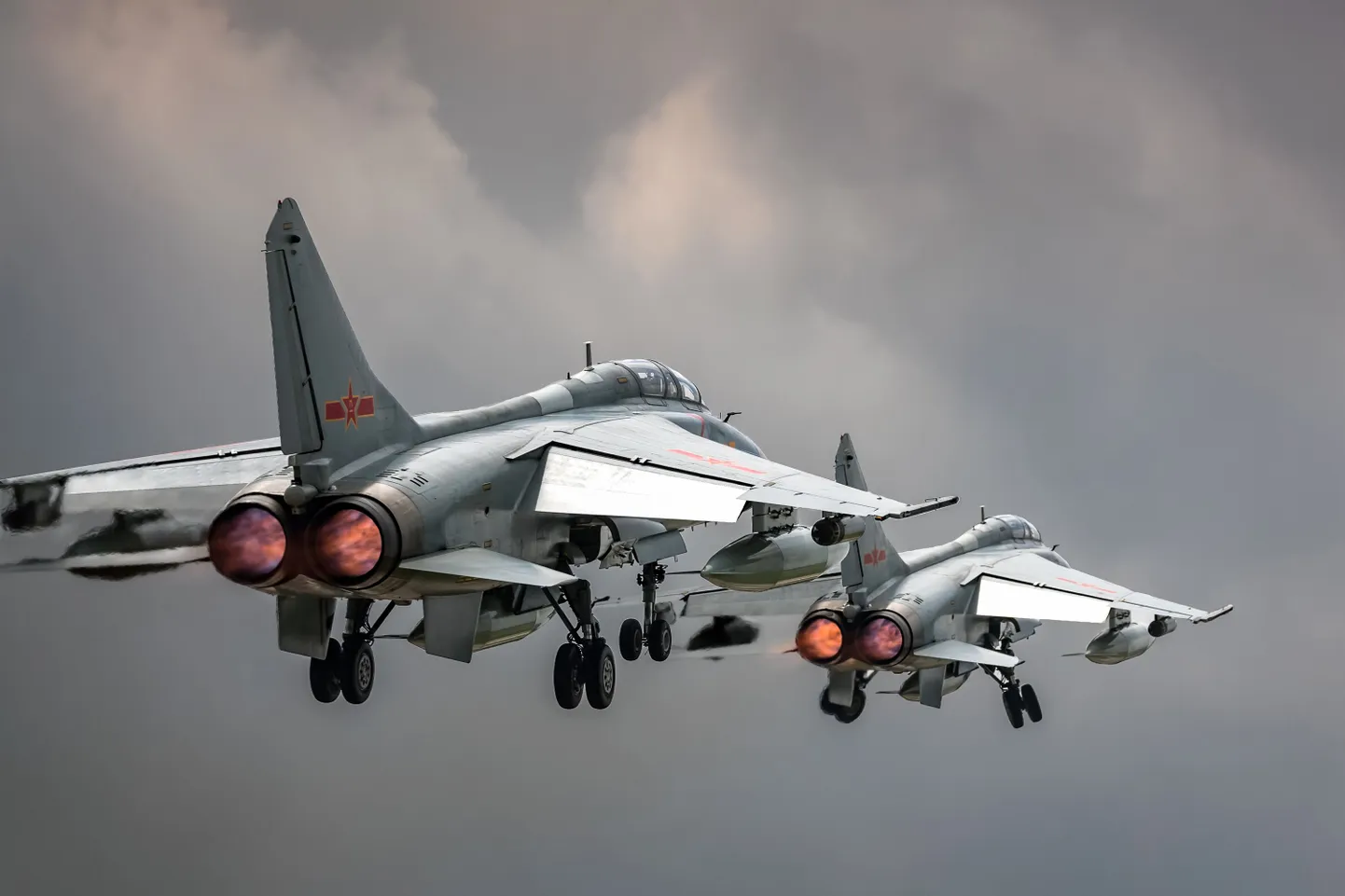 Hiina Rahva Vabastusarmee JH-7A pommitajad.