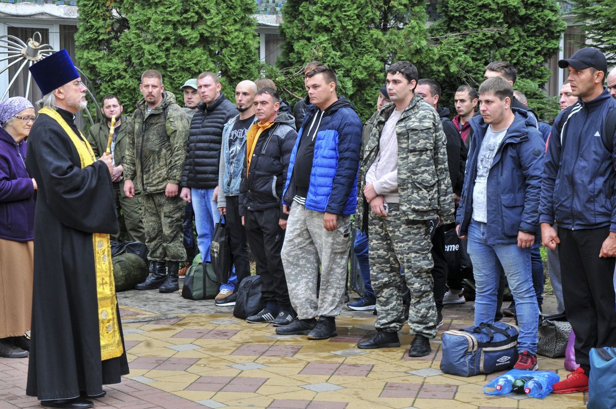 Vene armee mobiliseeritud Rostovi oblastis enne rindele saatmist, kus vaimulik jagab neile õnnistust.