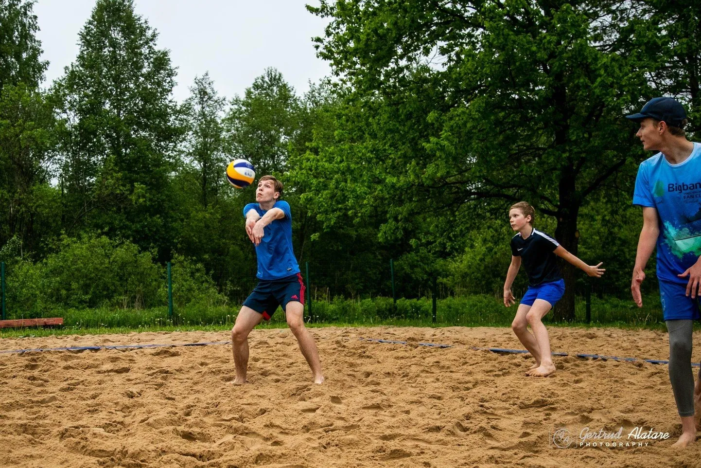 Järvamaa noored võrkpallurid Markus Salum (vasakult), Kaur Vilpuu ja Sander Perillus ei pelga oma oskuseid ka üle-eestilises võistlussarjas proovile panna.