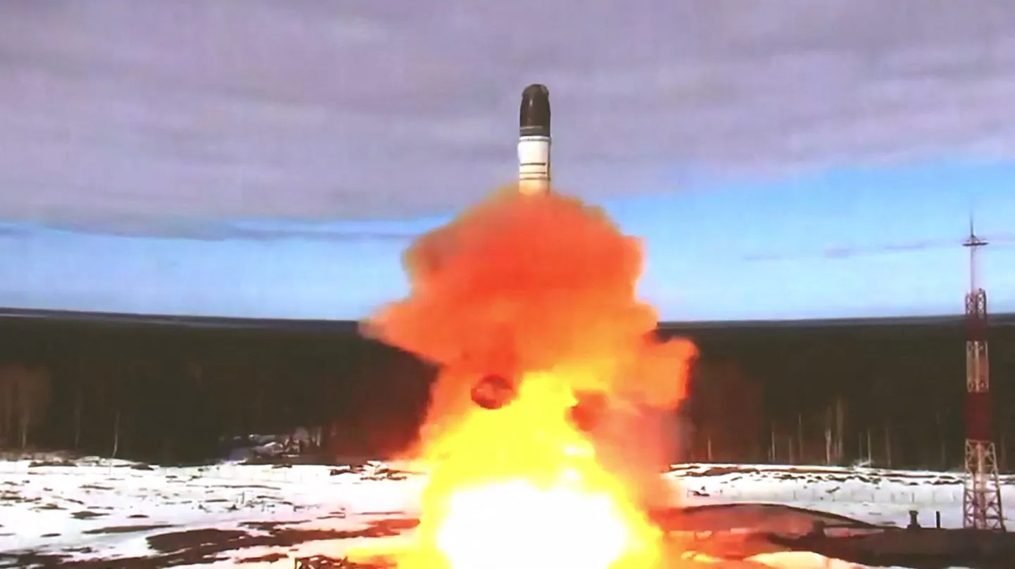 Eelmisel nädalal tuli USA kongressi esindajatekojast avalikkuse ette ebamäärane teade Venemaa kosmoserelvast, mis luureallikate andmetel siiski otsest ohtu endast ei kujuta. Pildil on Venemaa uus kosmoserelv Sarmat, mis on mõeldud tuumapead kandma erinevatesse sihtkohtadesse maailmas. Seda katsetati mullu kevadel.