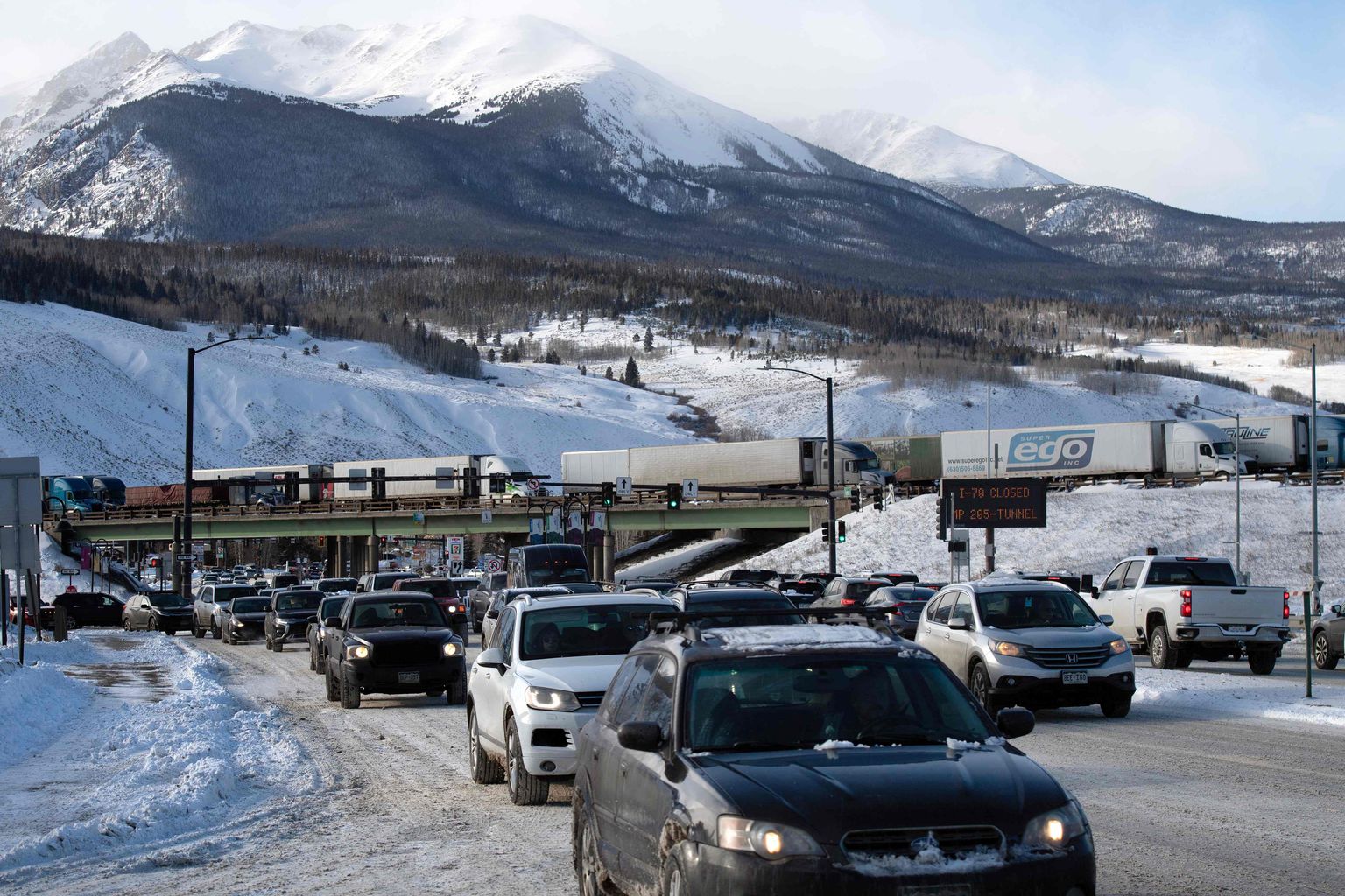 USA Colorado osariigi kiirteel number 9 on Silverthorne'i juures ummik, kuna raskete talviste liiklusolude tõttu oli sulgetud kiirtee I-70 idasuunaline teelõik.