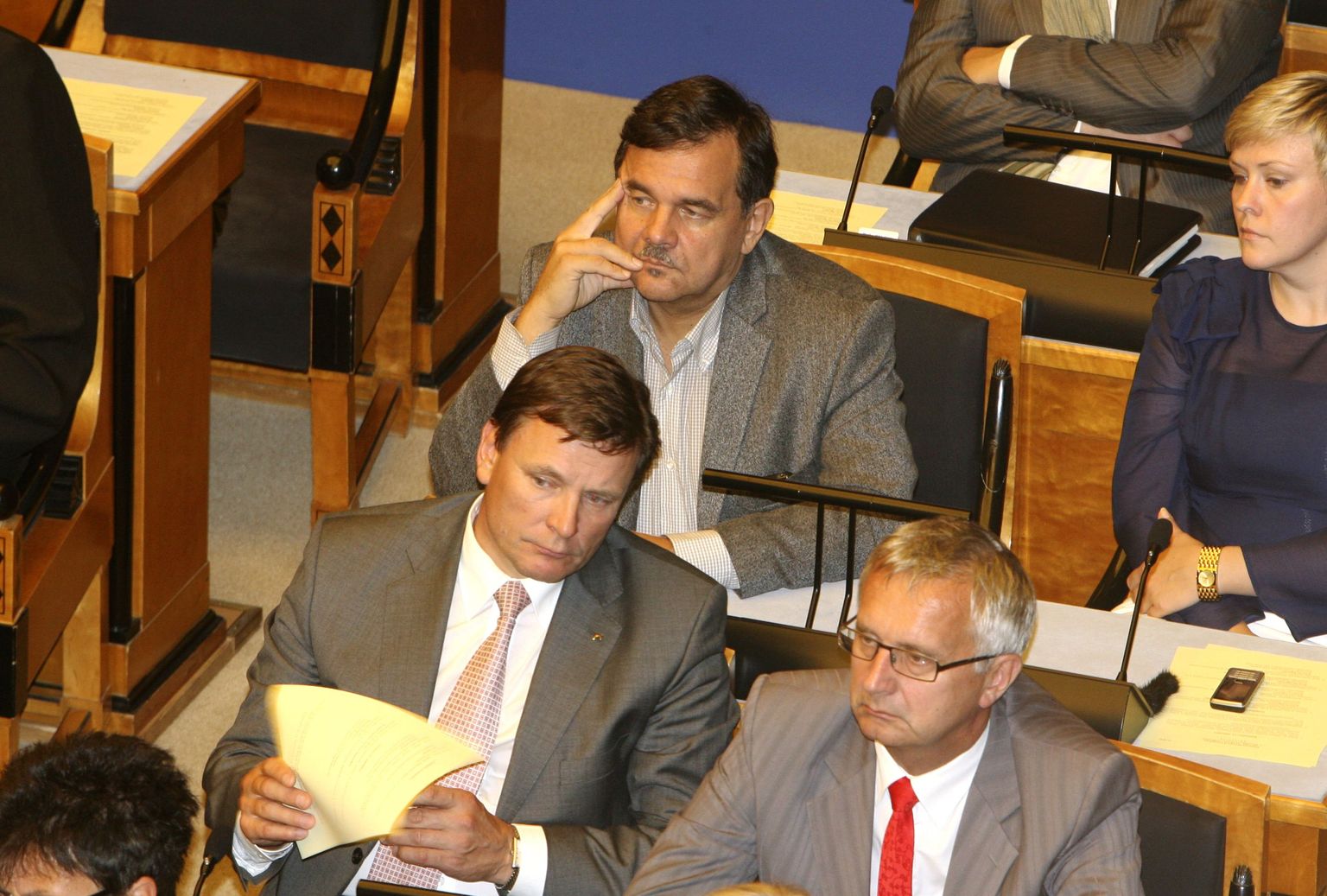 Reformierakonna riigikogu fraktsiooni esimees Jaanus Tamkivi (keskel).