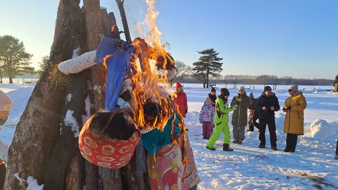 VIDEO ⟩ Värskas põletati vastlapäeval halvad mõtted ja prooviti lahejääl kurlingut