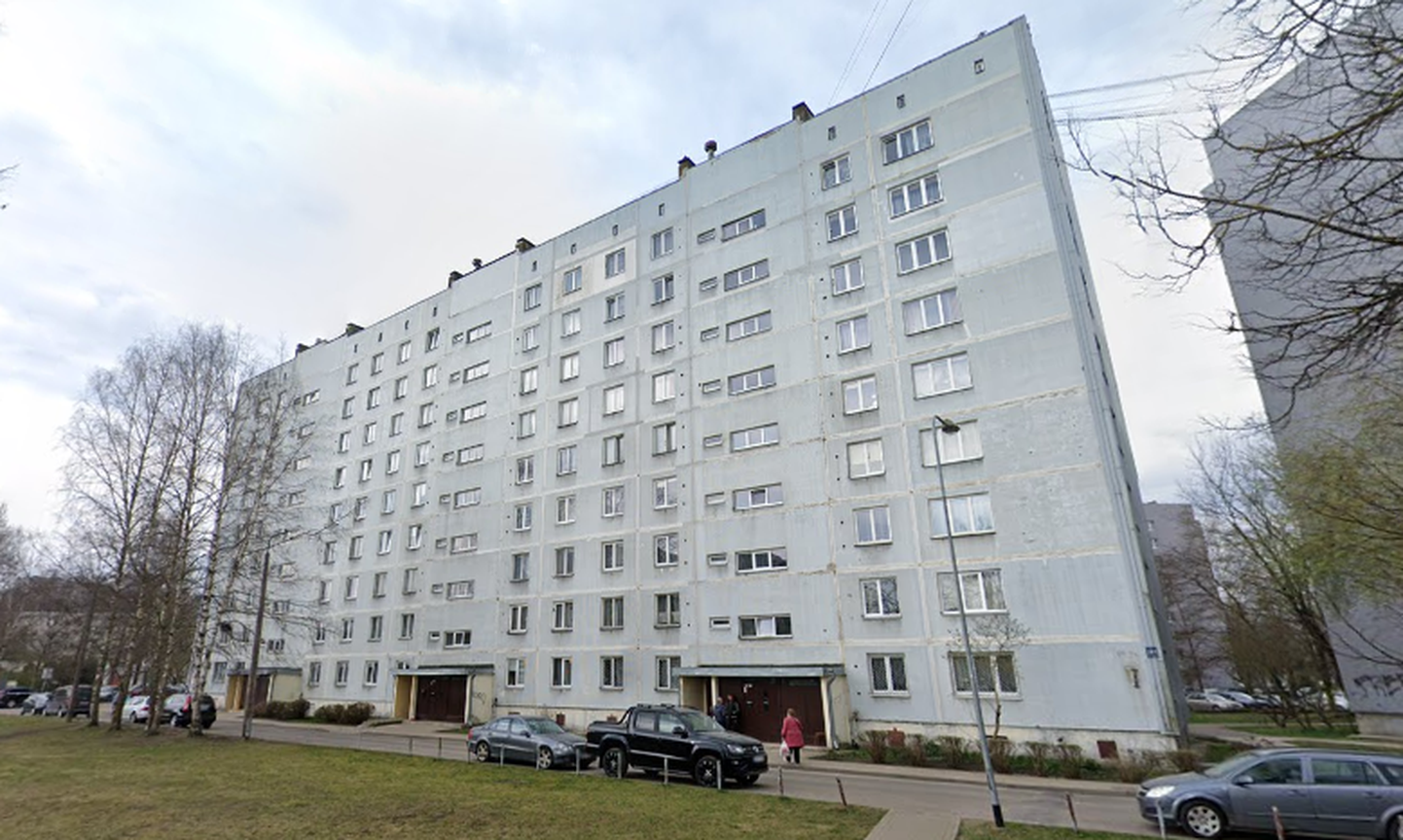 Deviņu stāvu dzīvojamā ēkā Slokas ielā 201, Imantā, Rīgā.