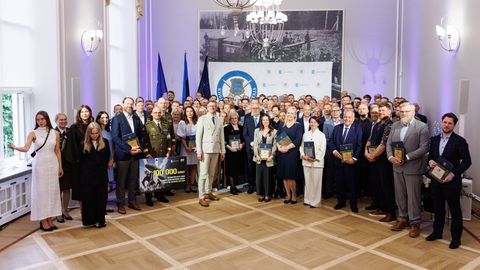 FOTOD ⟩ Postimeest tunnustati riigikaitse toetamise eest