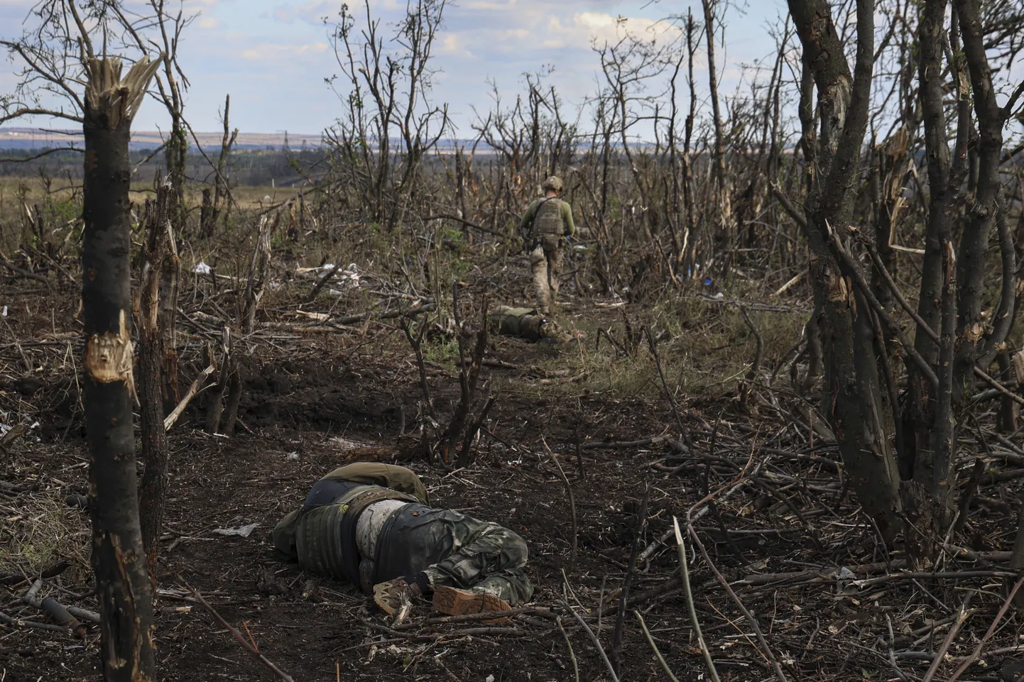 Ukraina sõdur kõndimas mööda venelaste laipadest 2023. aasta septembris Bahmuti lähistel.