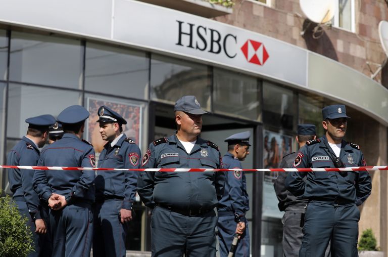 Armeenia politsneikud valvamas Jerevanis HSBC panga harukontorit