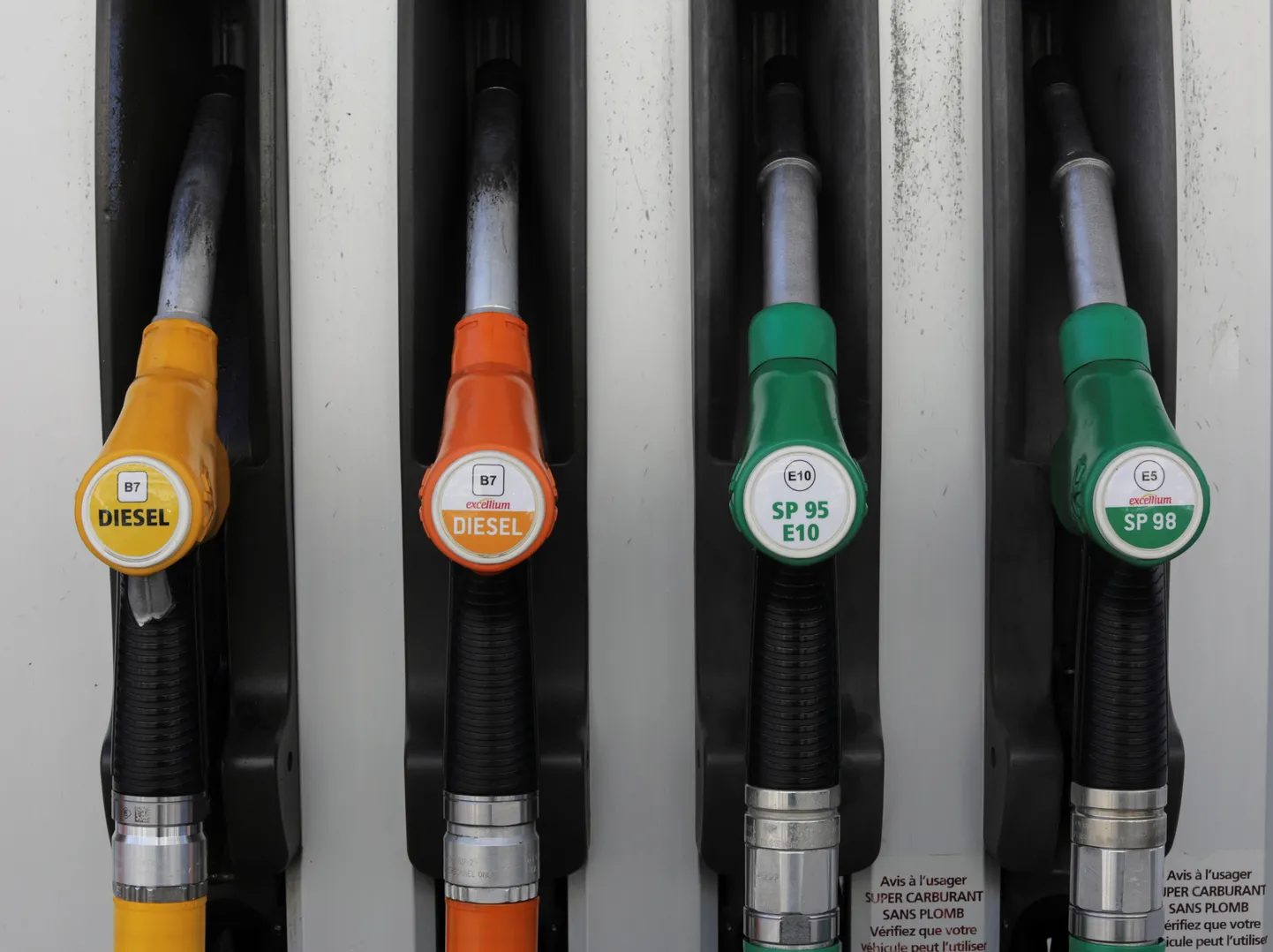 Uue märgistusega kütusetankurid