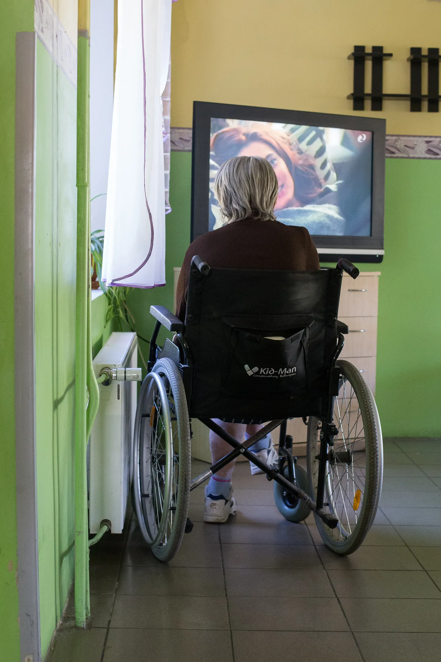 Если человек нуждается в месте в попечительском доме, но места нет, то может ли самоуправление поставить человека в очередь? Госсудья Неле Паррест считает, что закон этого, скорее, не позволяет. Снимок носит иллюстративный характер и сделан в Ааском попечительском доме.