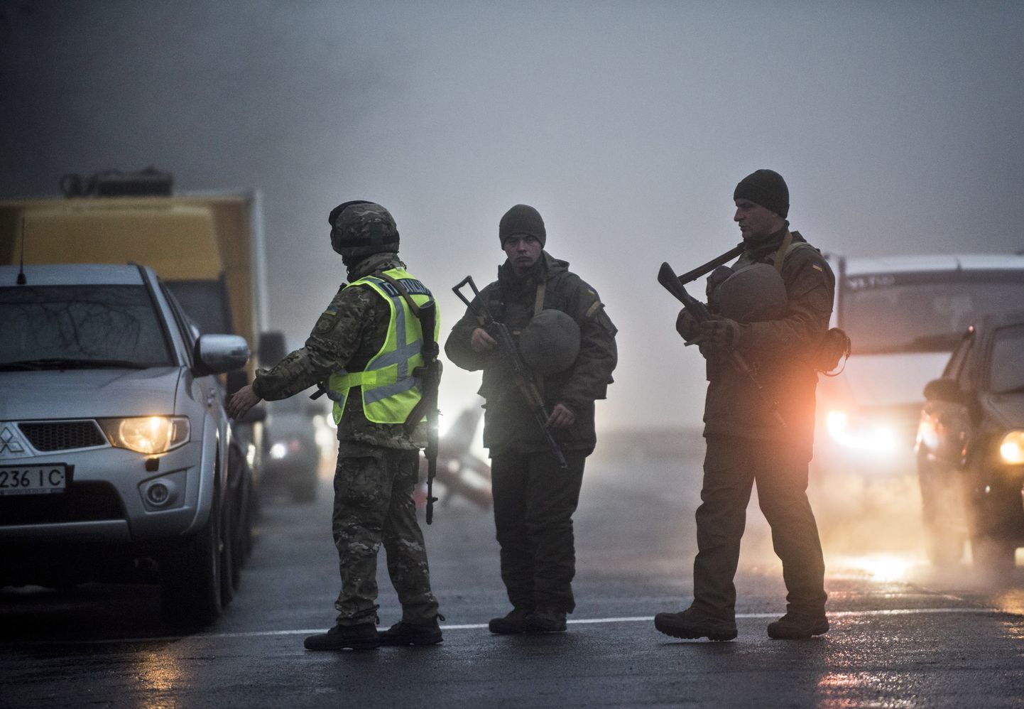Украинские военные и полицейский проверяют машины на пропускном пункте рядом с Мариуполем. Фото иллюстративное.