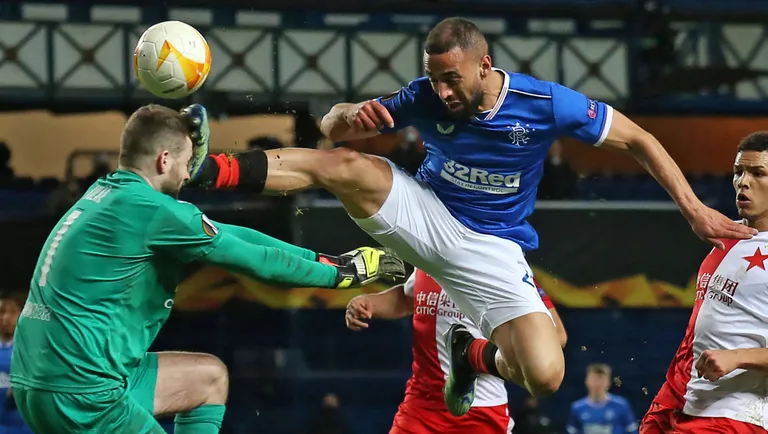Rangersi ründaja Kemar Roofe (keskel) lõi Praha Slavia väravavahile jalaga näkku.