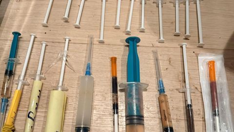 FOTO ⟩ Iļģuciemā atsavina ievērojamu narkotiku daudzumu un aiztur vairākas personas