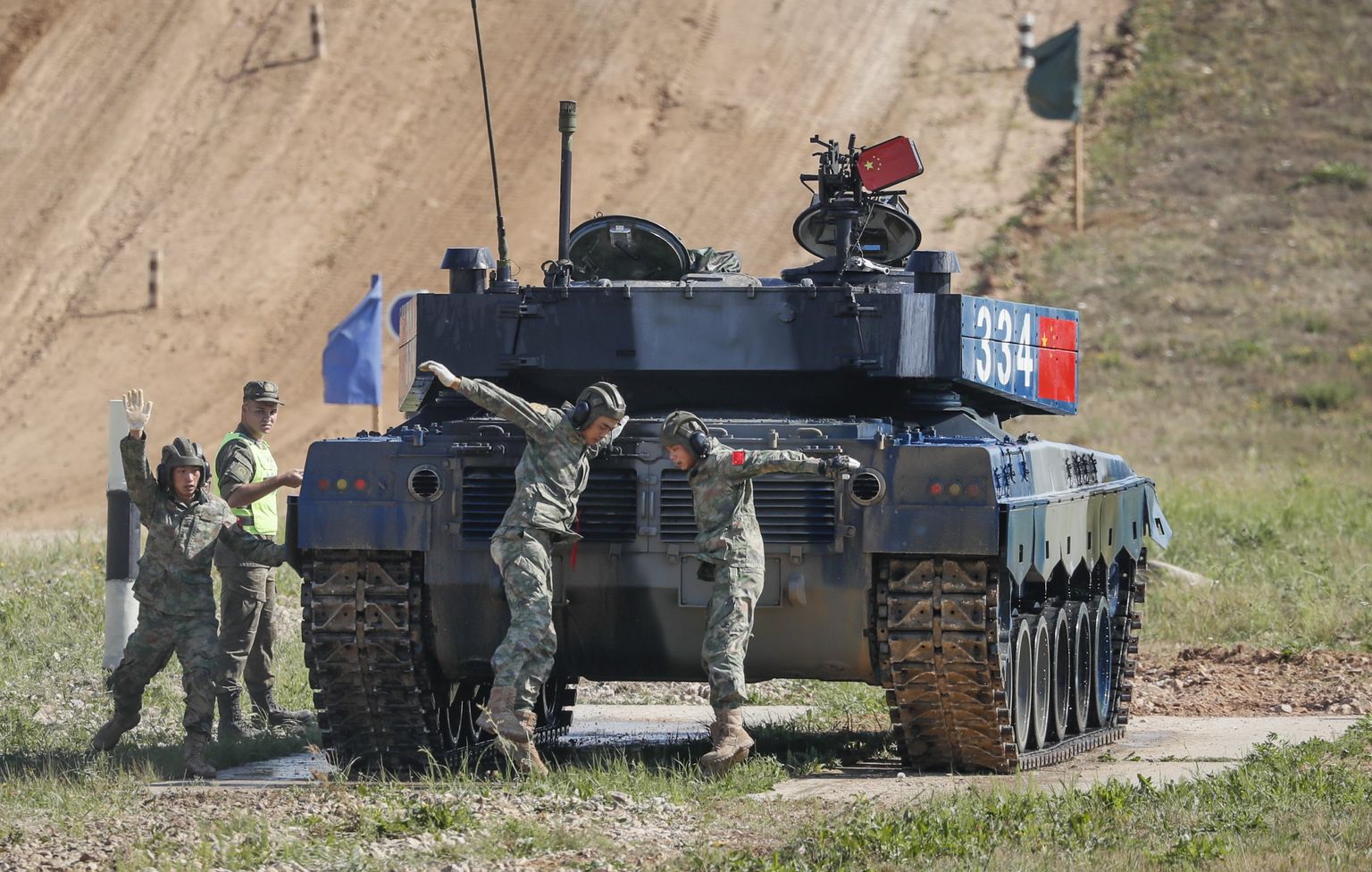 Hiina sõdurid ZTZ-96B tankiga osalemas Moskva külje all täna korraldatud võistlusel Tank Biathlon 2022.