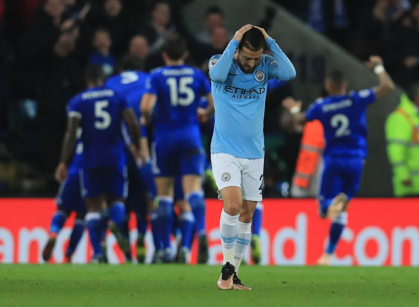 David Silva hoiab peast kinni. Manchester City on kaotanud kohtumise Leicesterile.