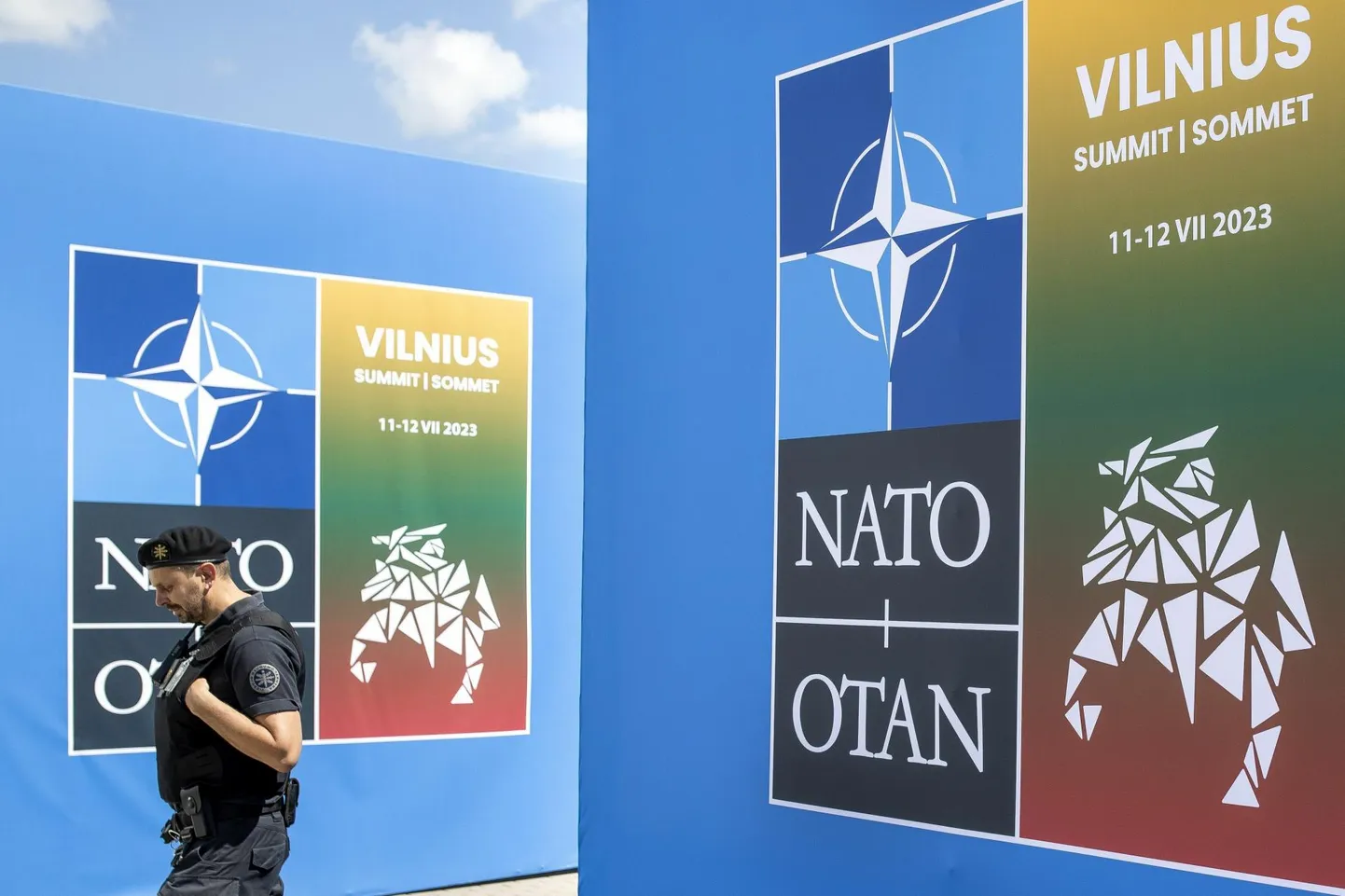 Korrakaitsja NATO Vilniuse tippkohtumise toimumispaigaks oleva LITEXPO seinte vahel. 