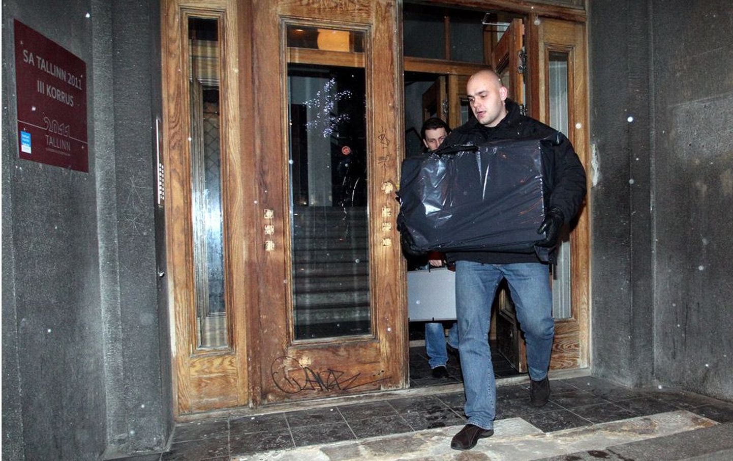 Kaitsepolitseinikud  lahkumas kuu alguses läbi otsitud SA Tallinn 2011 ruumidest.