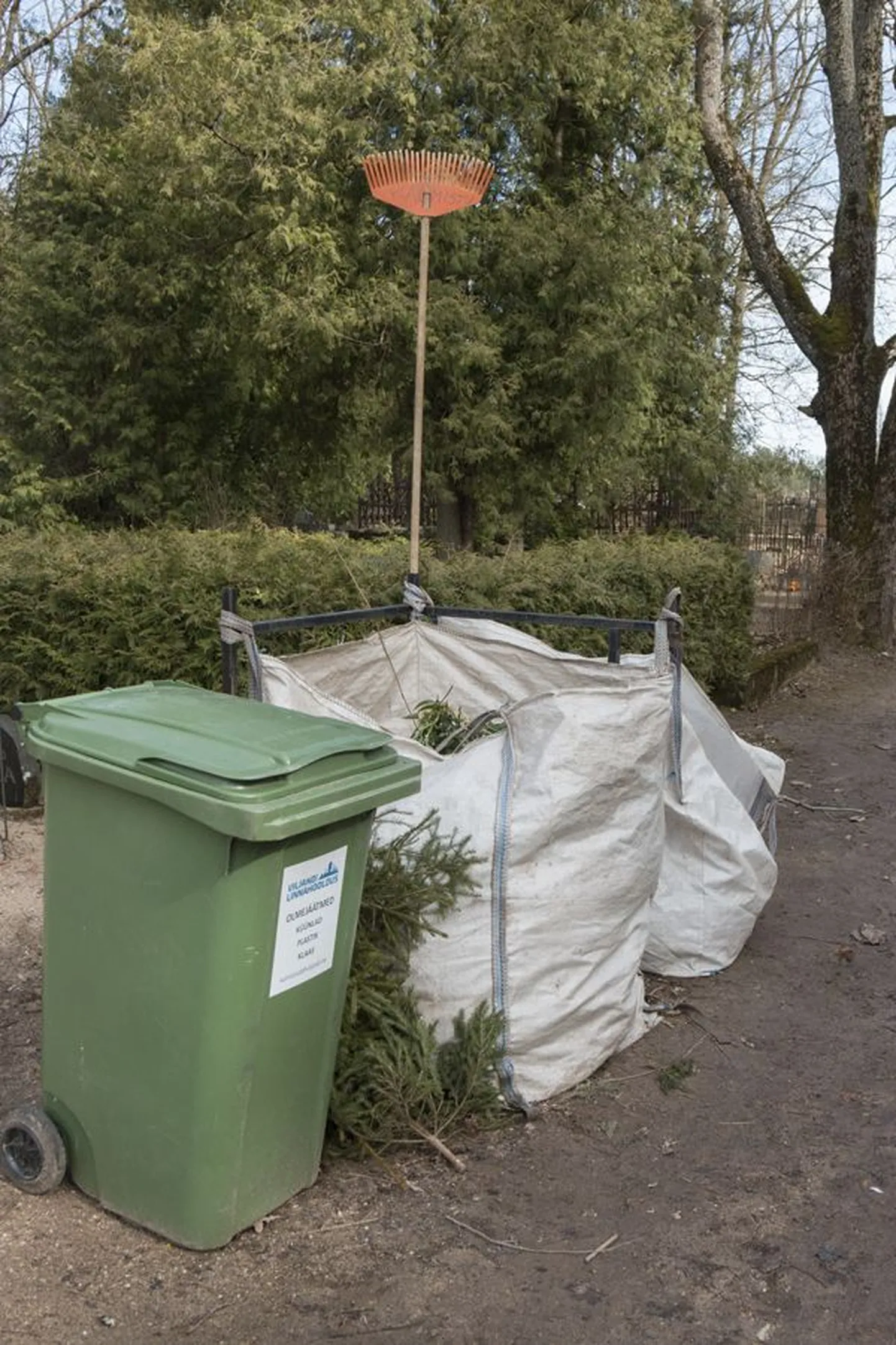 Viljandi Vanal kalmistul on kotid puulehtede tarvis olemas. Kuigi töövahendeid pole laenamiseks veel välja pandud, on keegi toonud tagasi reha, mis talvel kadunuks jäi. Kalmistuhalduri andmeil käivad tööriistad vahel sedasi rändamas.
