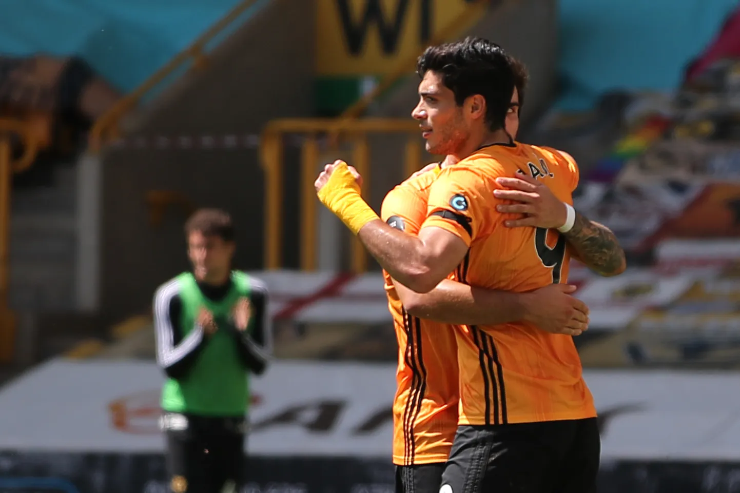 Raul Jimenez (esiplaanil) väravat tähistamas.