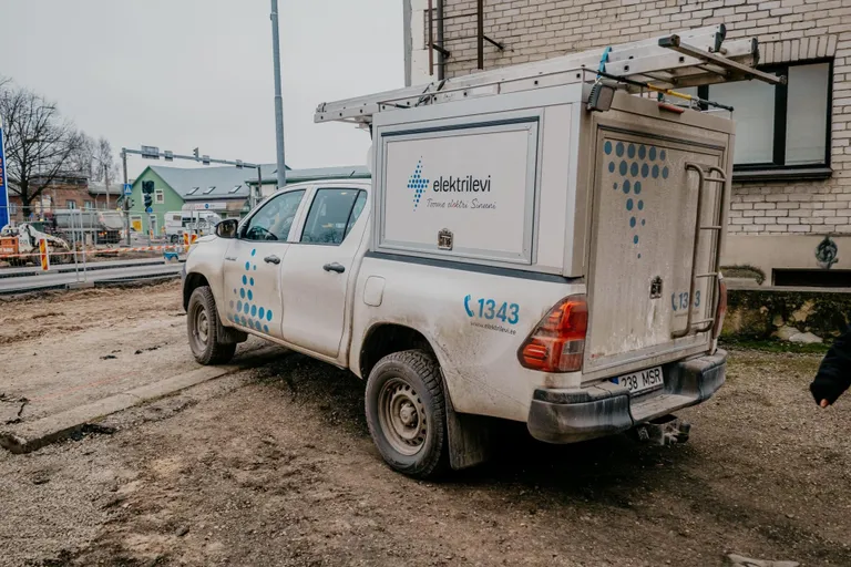 Täna pärastlõunal jäi Pärnus Ülejõe piirkonnas ligemale 800 klienti elektrita, sest Tallinna maantee ja J. V. Jannseni tänava ristmikul kaevati kopaga läbi elektrikaabel.