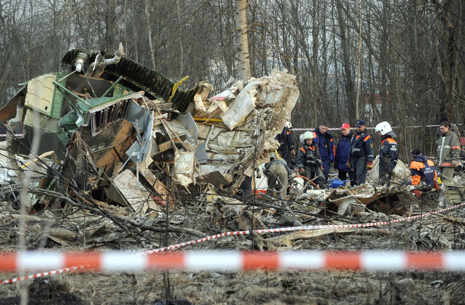 Uurijad 11. aprillil 2010. aastal lennuki Tu-154 rusude juures Smolenski lähistel.