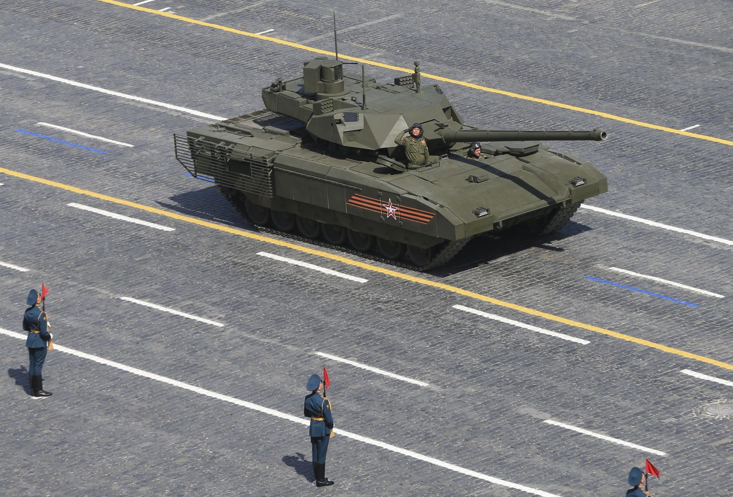 Venemaa uusim moodsaim tank T-14 Armata läheb sõjaväe kasutusse, kuid mitte Ukrainasse lahingutesse.