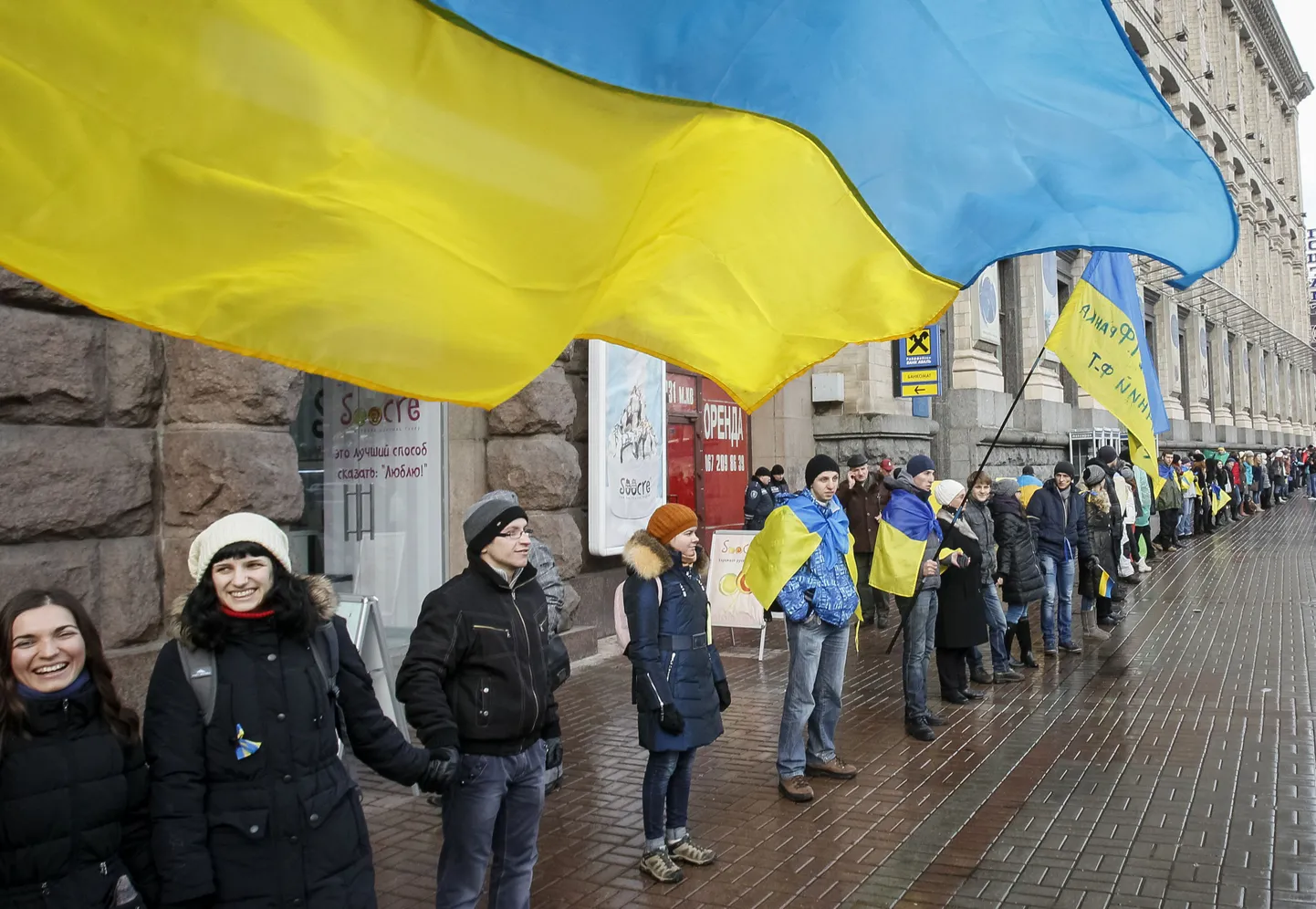 Üliõpilased seisavad Kiievis Iseseisvuse väljaku lähistel tänaval ja moodustavad inimketi, näidates toetust Euroopa Liiduga integreerumisele.