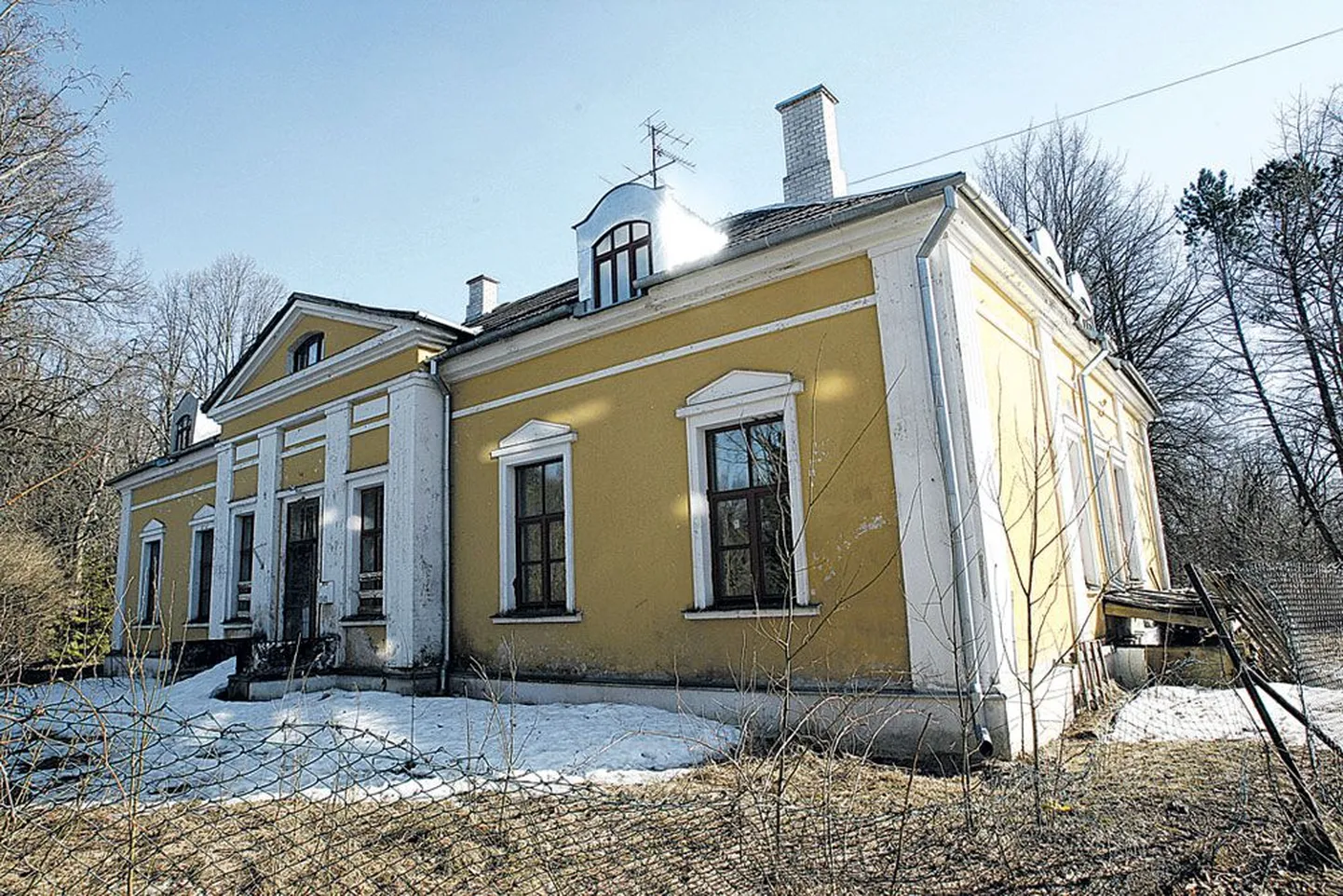 Vaimuhaigla kõrval asuv häärber Raja 31a on valminud aastal 1912 arhitekt Valter Thomé projekti järgi.