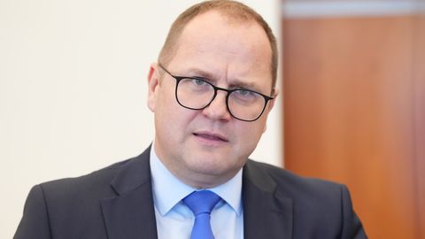 NA pieprasa Čudaram atkāpties no amata