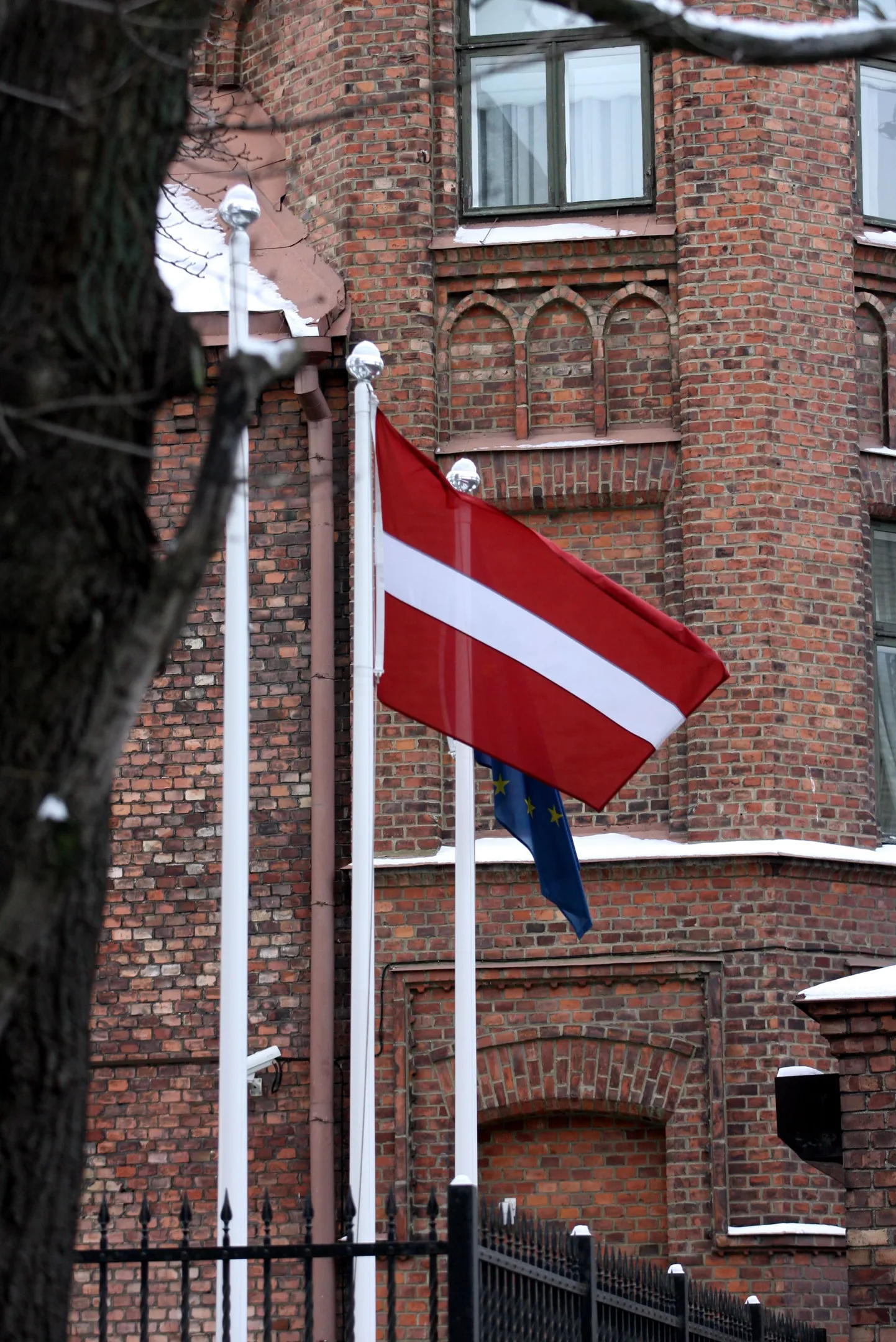 Läti riigilipp saatkonnahoonel Tallinnas