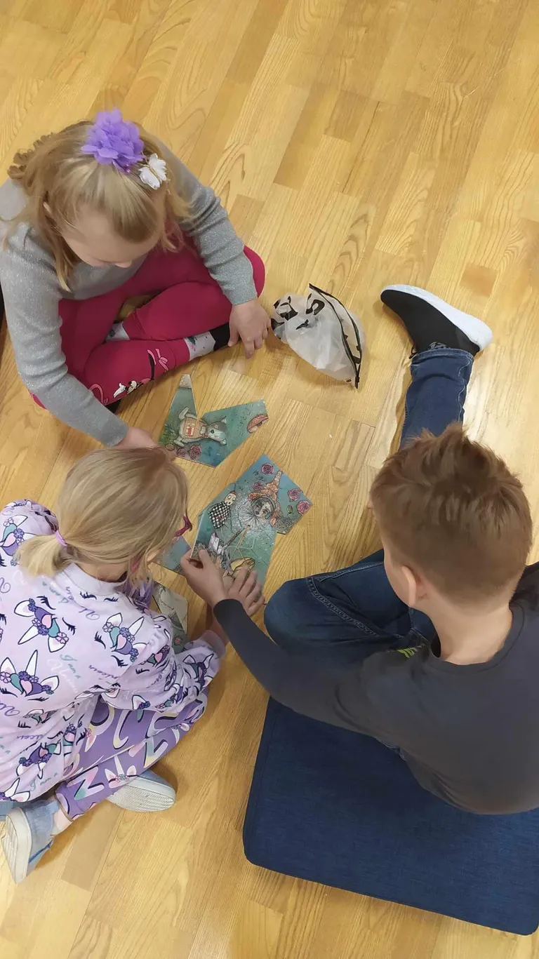 Kooligrupp Liisi Luki näitusel "Imagine / Maagia" Vändra kunstigaleriis.