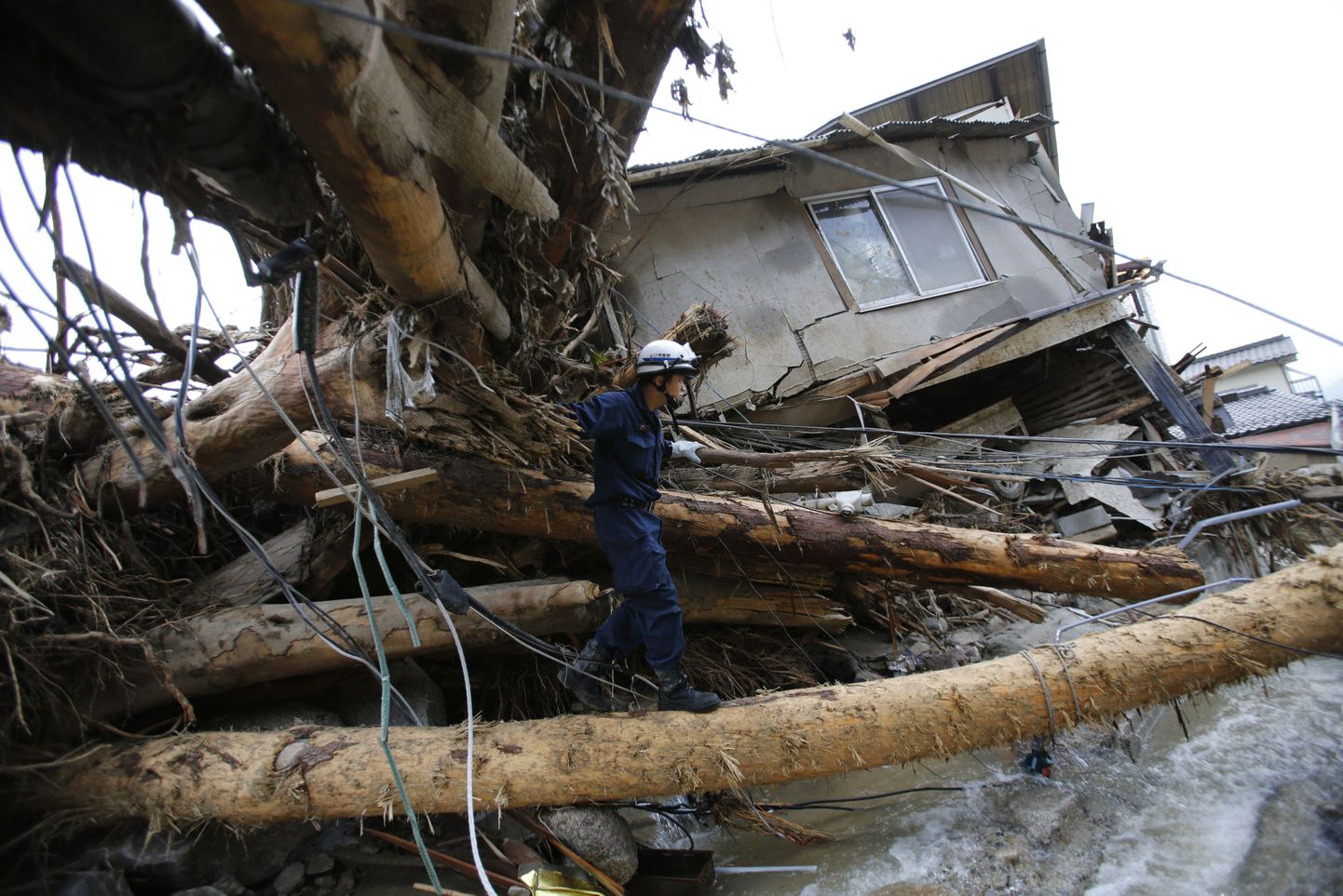 В Японии в результате наводнений и оползней, вызванных ливневыми дождями, погибли не менее 42 человек.