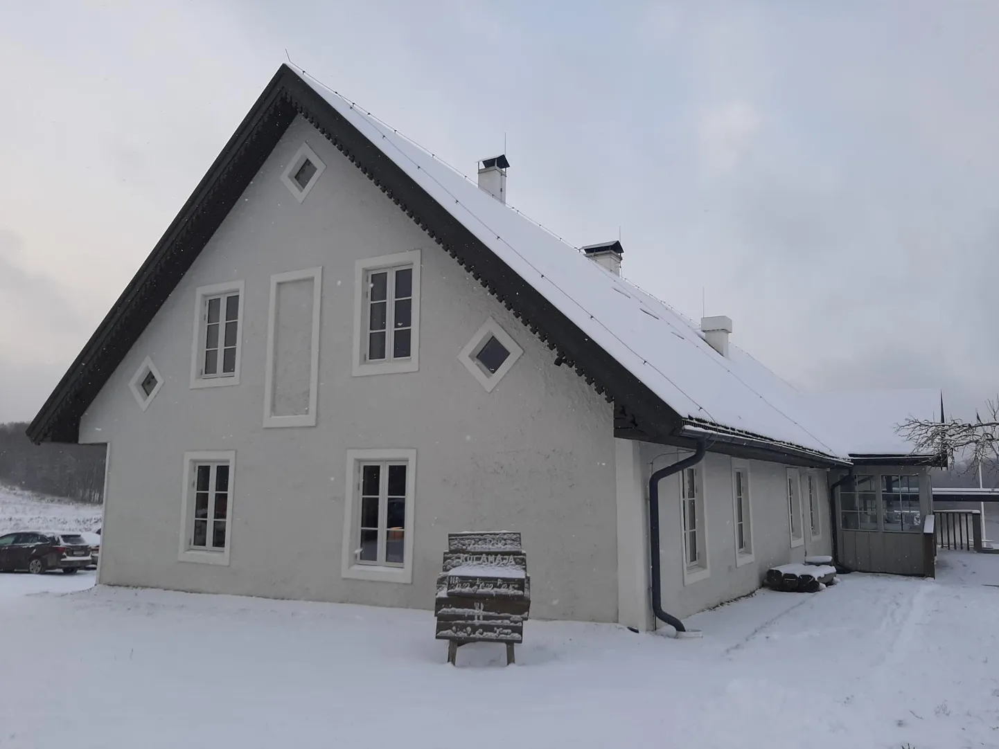 Veidi rohkem kui neli aastat tagasi uksed avanud Vidrike külamajas on varem tegutsenud kauplus, postkontor ja raamatukogu.