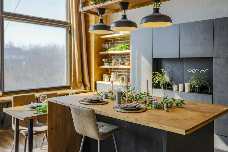 Tumedad toonid saavad naturaalselt puidult soojendust.