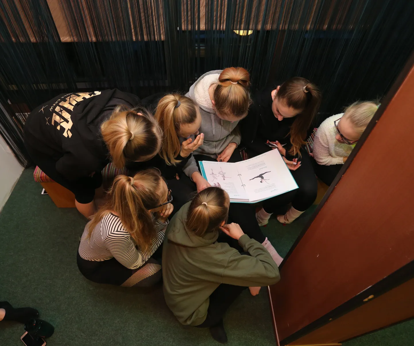 Shaté tantsukooli õpilased uurisid suure huviga veel trükivärvi järele lõhnavat tantsuteooria käsiraamatut.