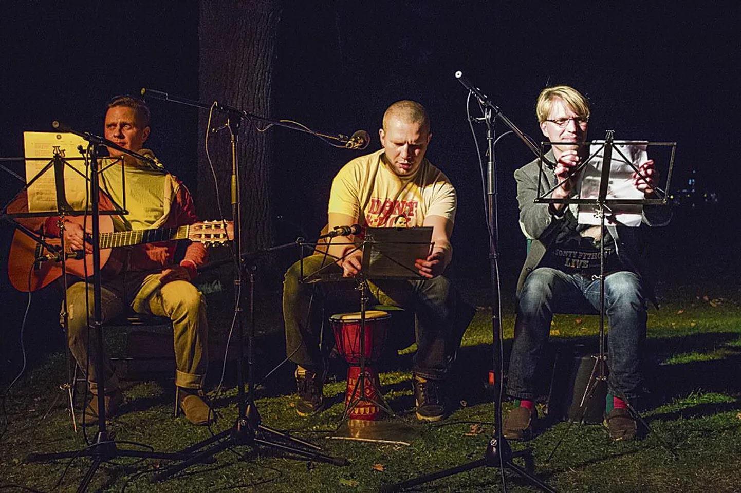 Ott Kilusk (vasakul) luuletas, Jaanus Mehikas ja Lauri Kink esitasid.